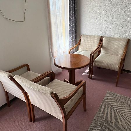Maple Creek Motor Inn Экстерьер фото