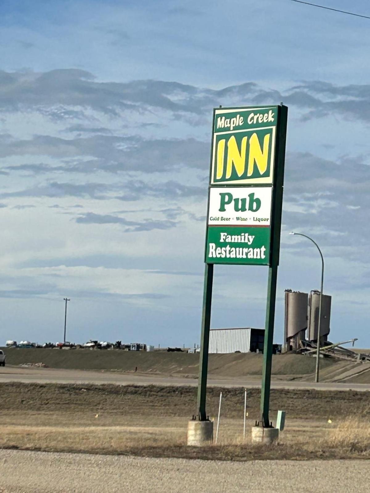 Maple Creek Motor Inn Экстерьер фото