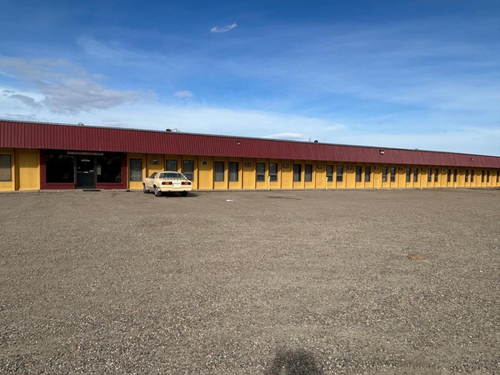 Maple Creek Motor Inn Экстерьер фото