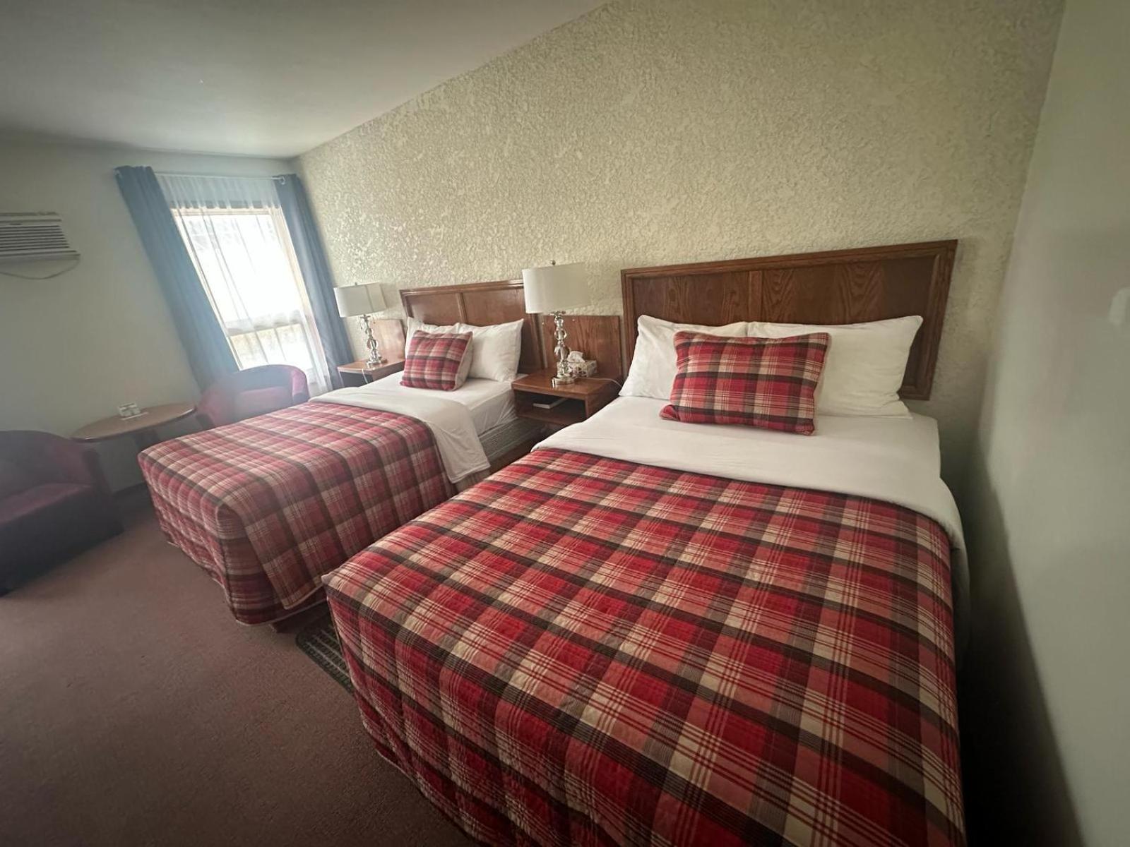Maple Creek Motor Inn Экстерьер фото