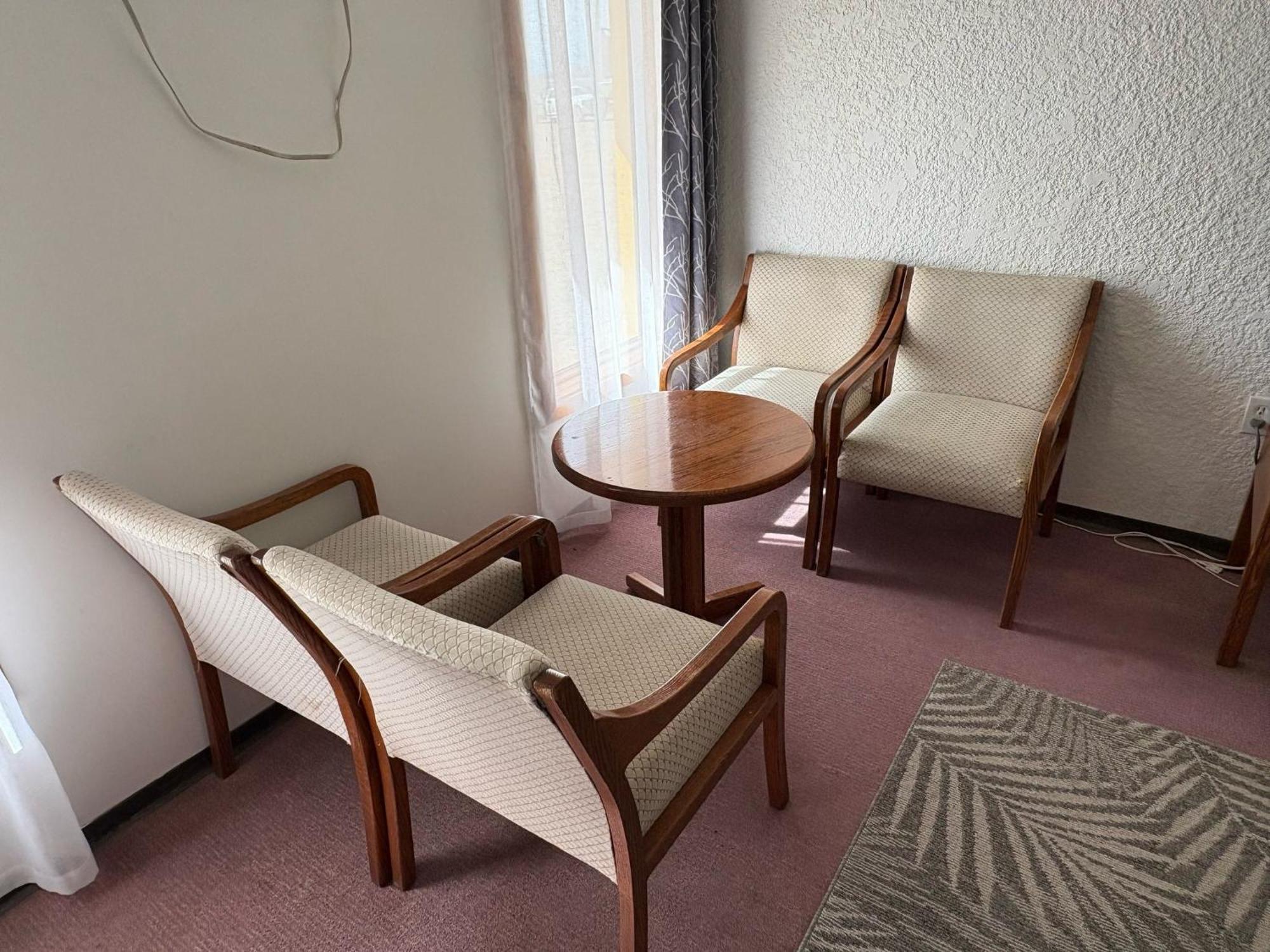 Maple Creek Motor Inn Экстерьер фото