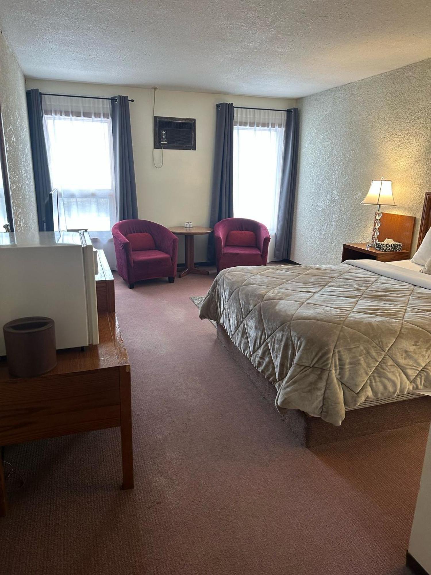 Maple Creek Motor Inn Экстерьер фото