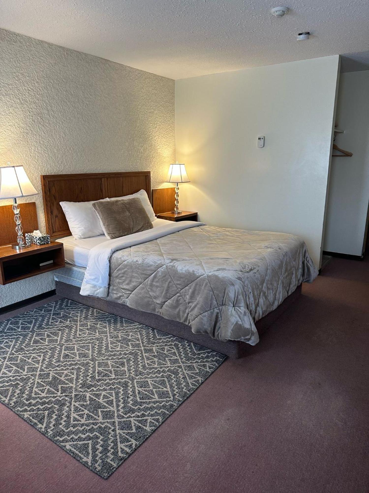Maple Creek Motor Inn Экстерьер фото