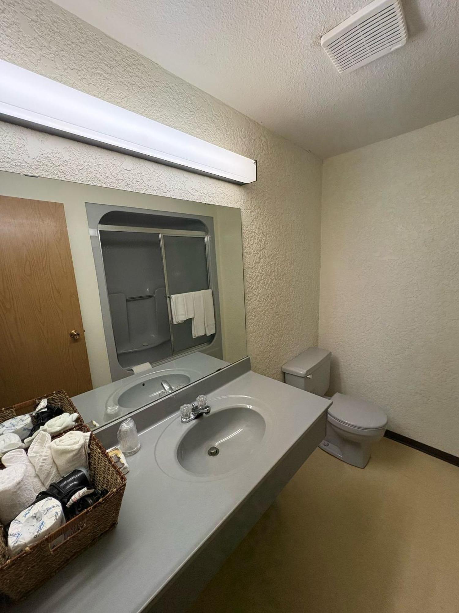 Maple Creek Motor Inn Экстерьер фото