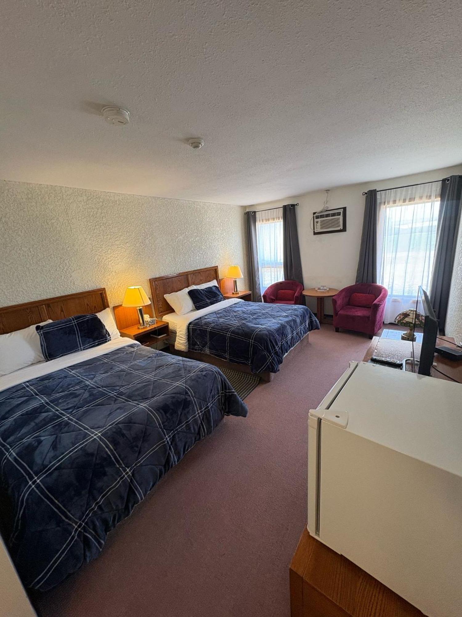 Maple Creek Motor Inn Экстерьер фото