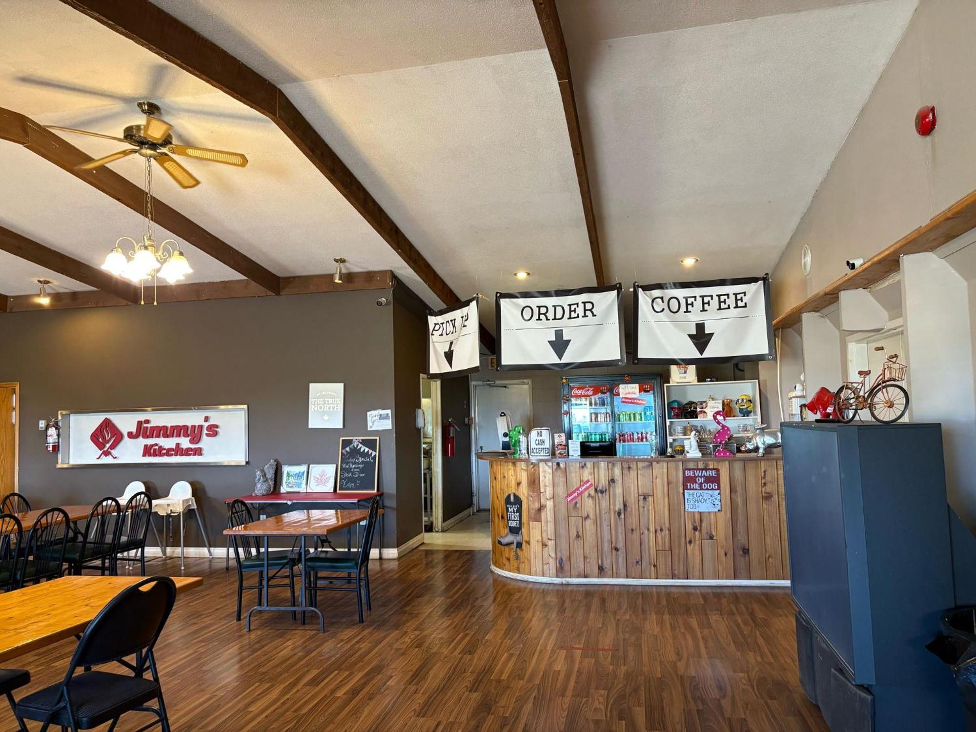 Maple Creek Motor Inn Экстерьер фото