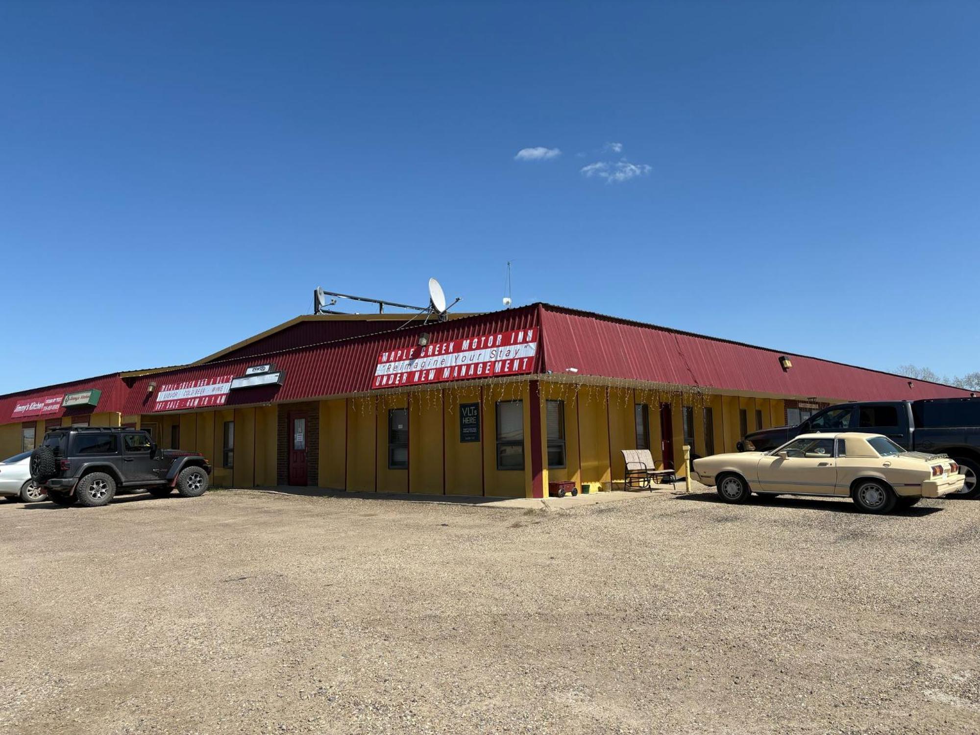 Maple Creek Motor Inn Экстерьер фото