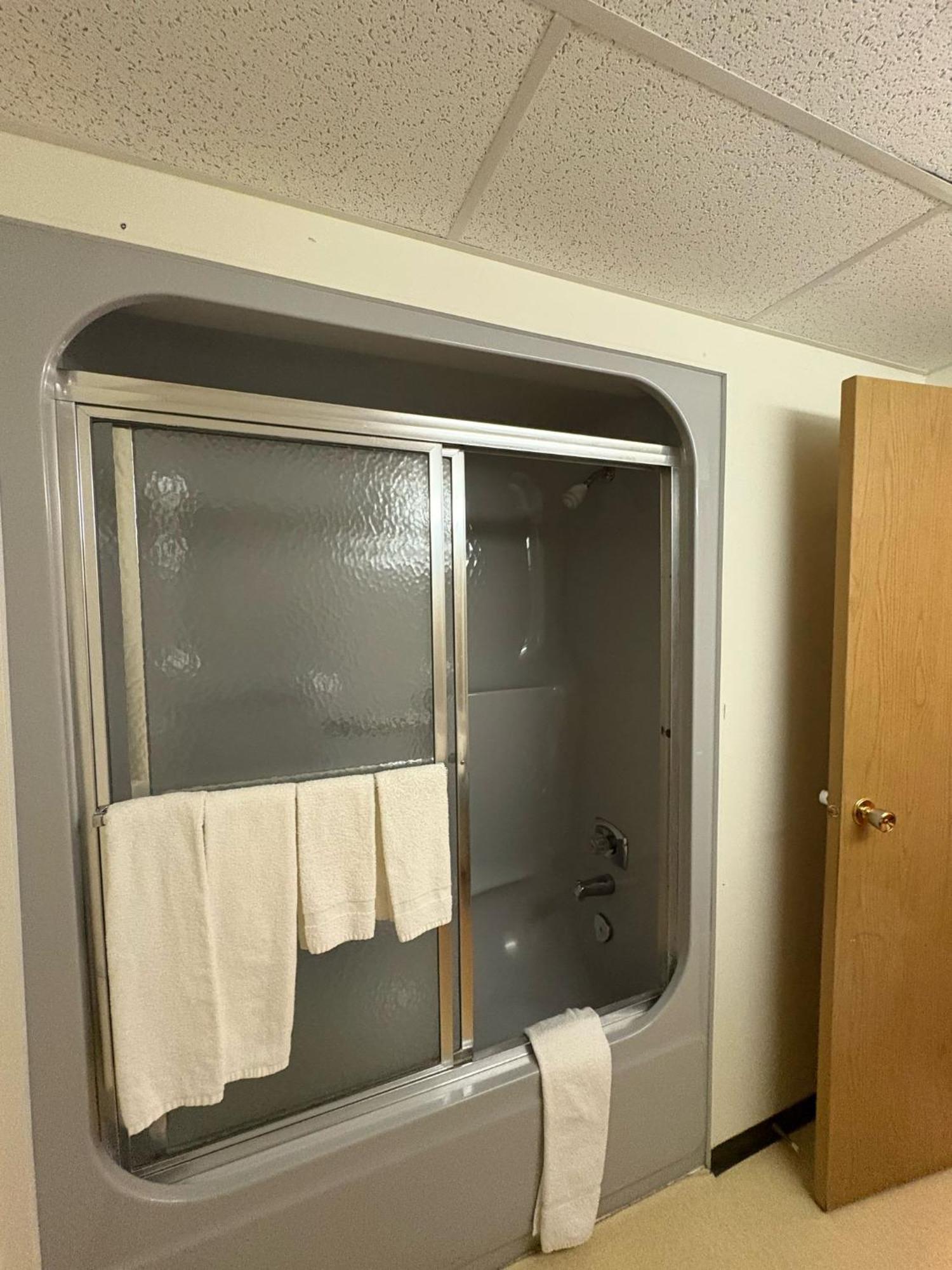 Maple Creek Motor Inn Экстерьер фото