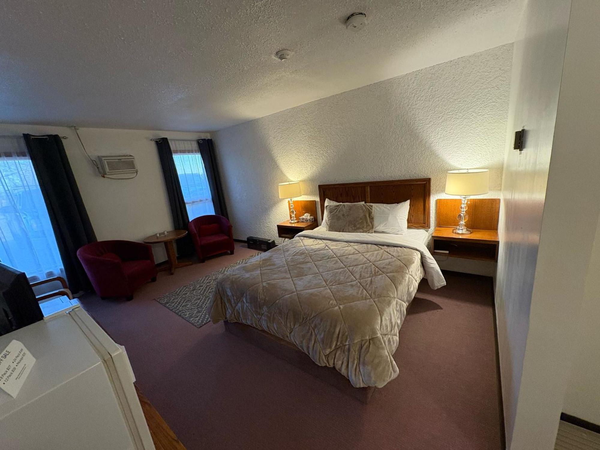 Maple Creek Motor Inn Экстерьер фото