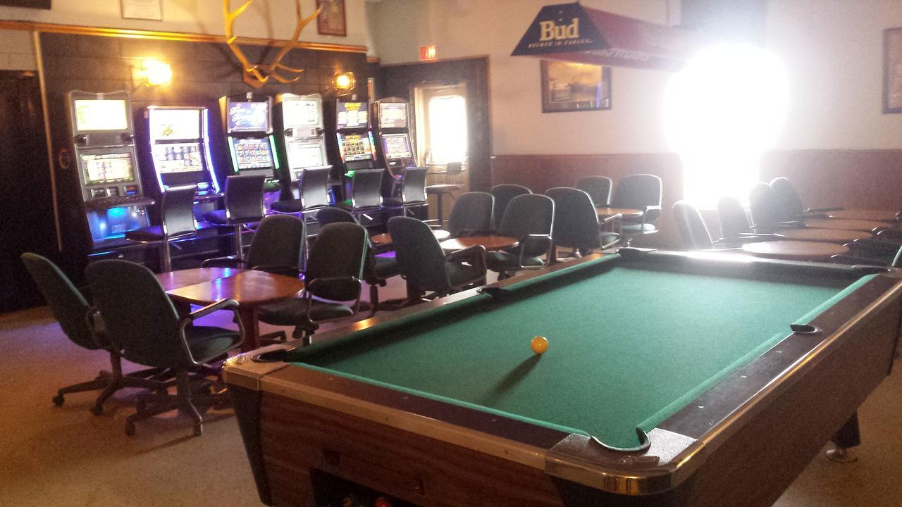 Maple Creek Motor Inn Экстерьер фото