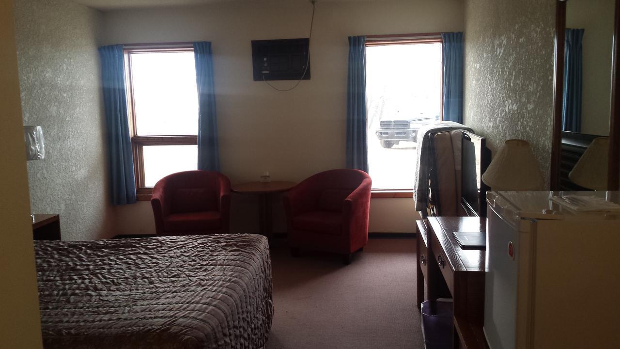Maple Creek Motor Inn Экстерьер фото