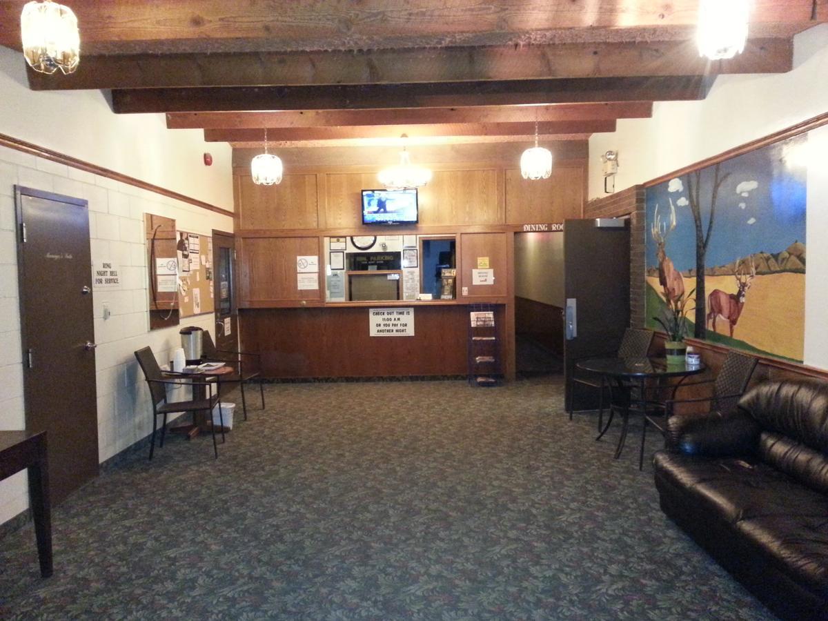 Maple Creek Motor Inn Экстерьер фото