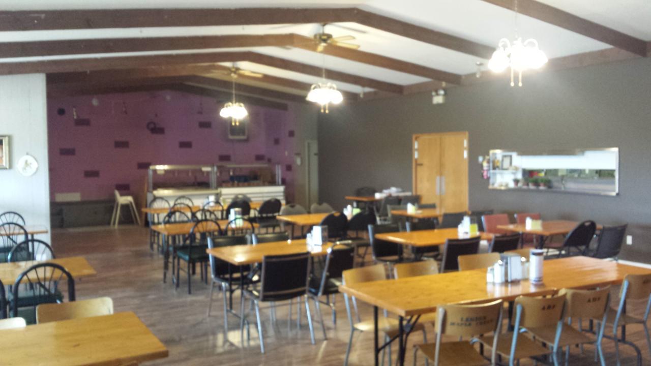 Maple Creek Motor Inn Экстерьер фото