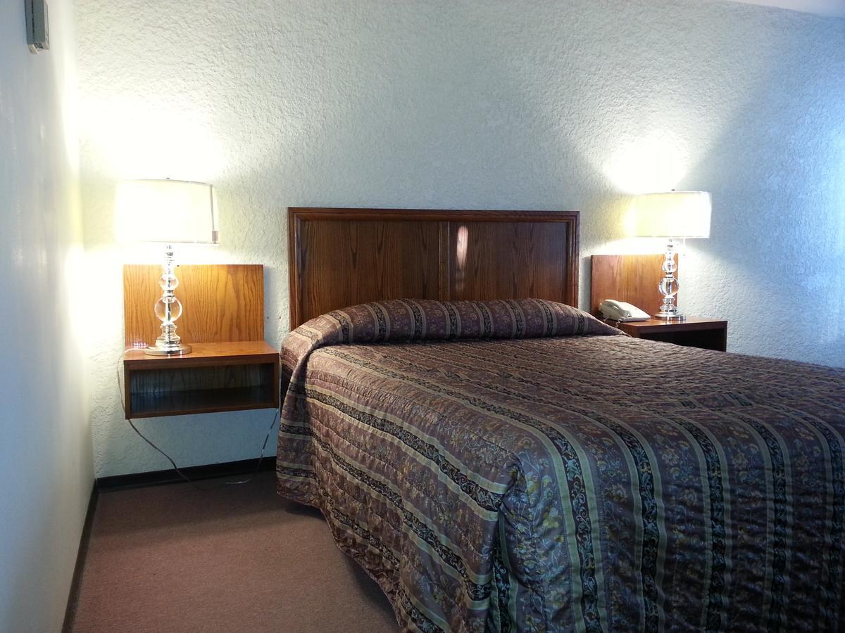 Maple Creek Motor Inn Экстерьер фото