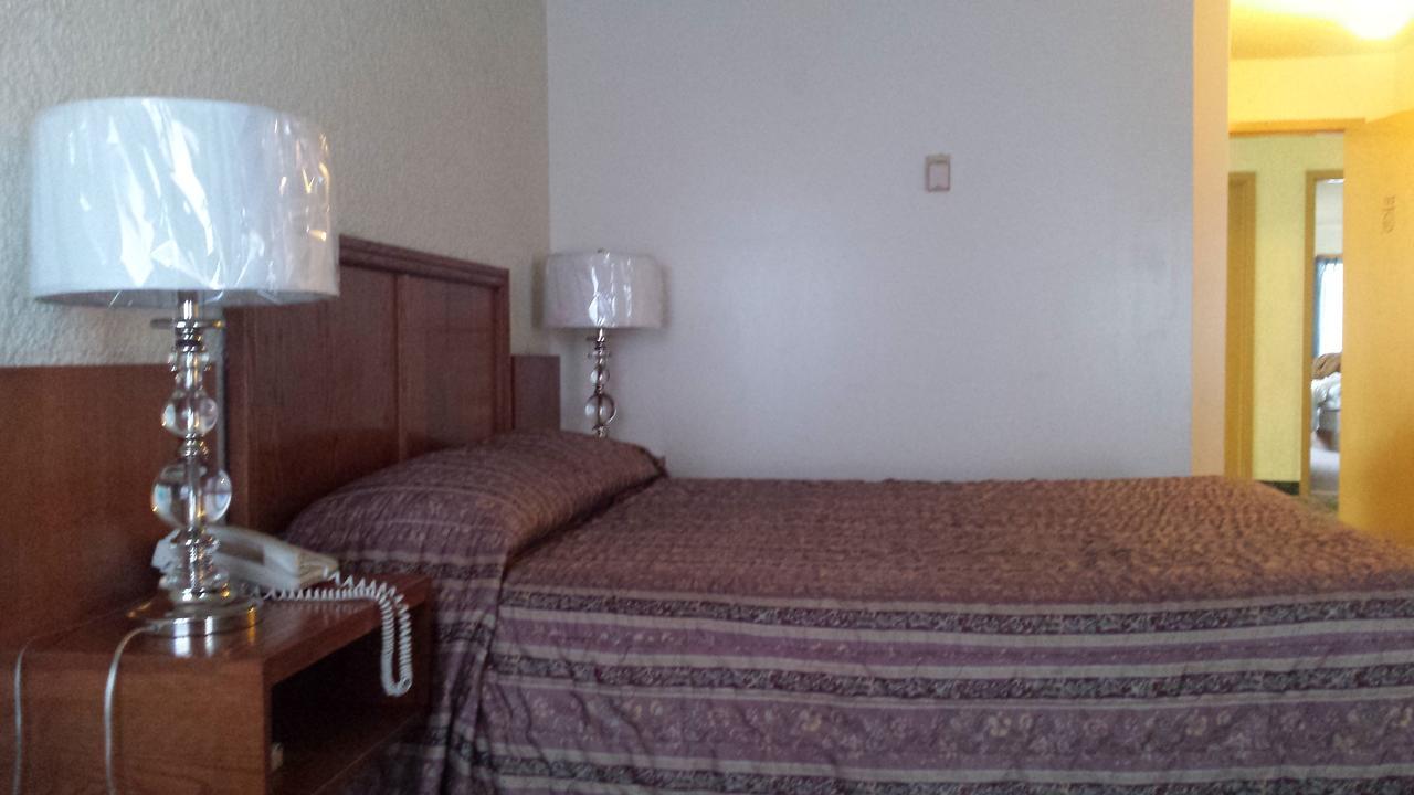 Maple Creek Motor Inn Экстерьер фото