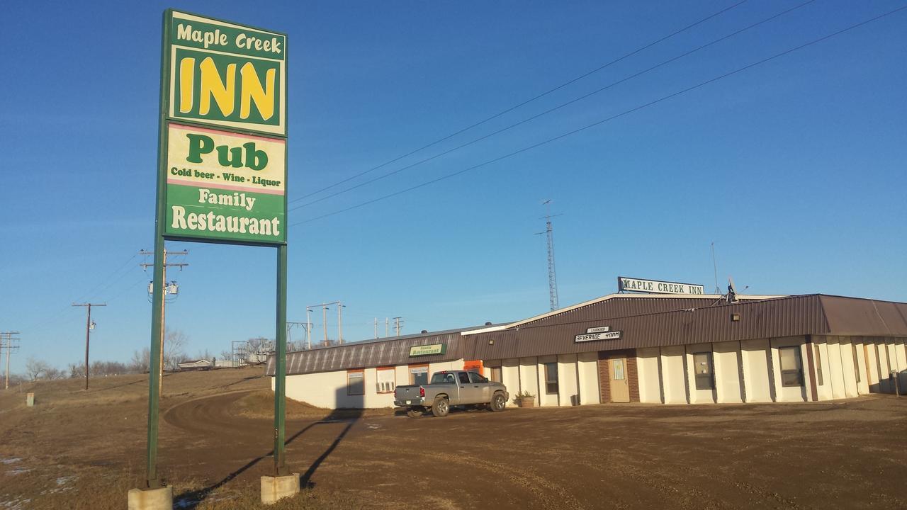 Maple Creek Motor Inn Экстерьер фото