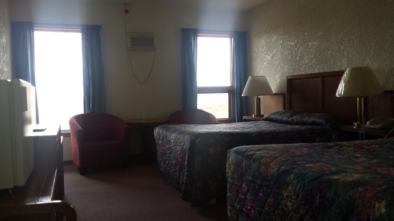 Maple Creek Motor Inn Экстерьер фото