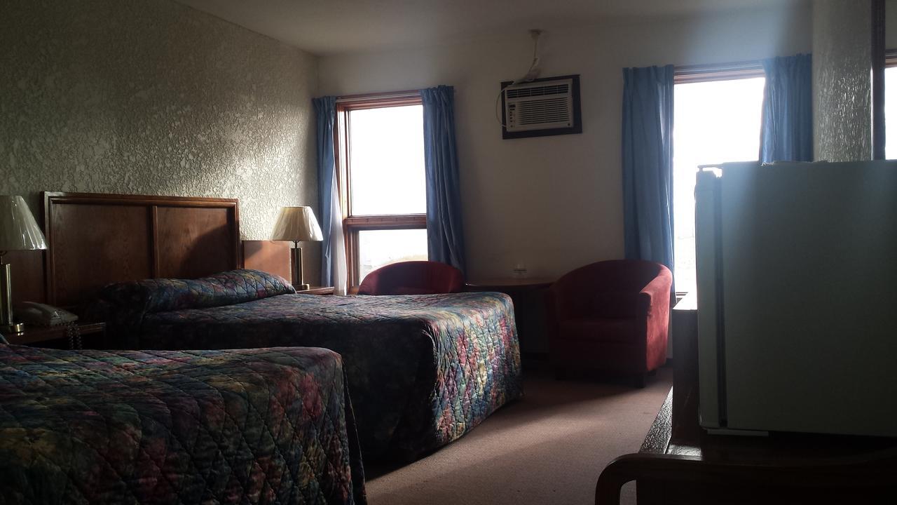 Maple Creek Motor Inn Экстерьер фото