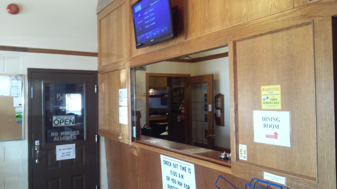 Maple Creek Motor Inn Экстерьер фото